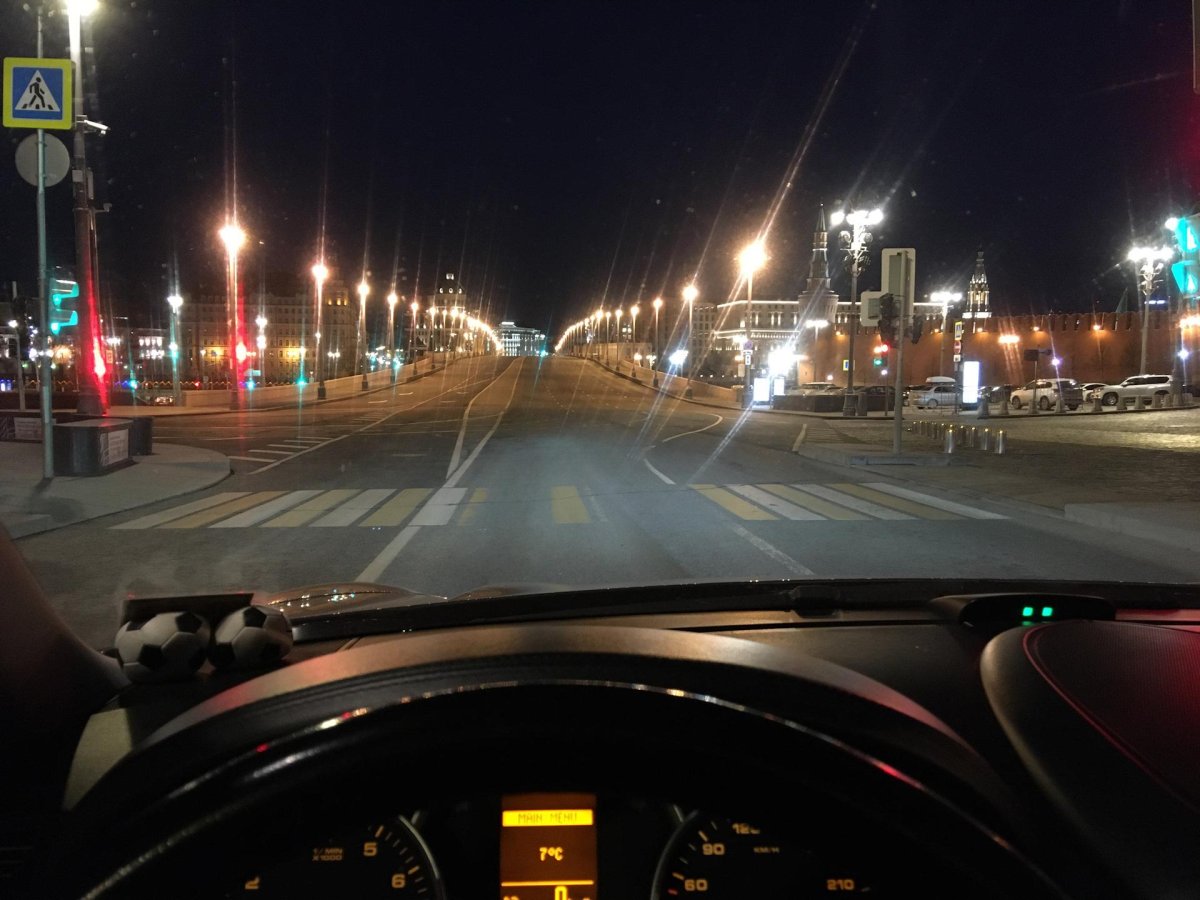 Порше Кайен за рулем ночью