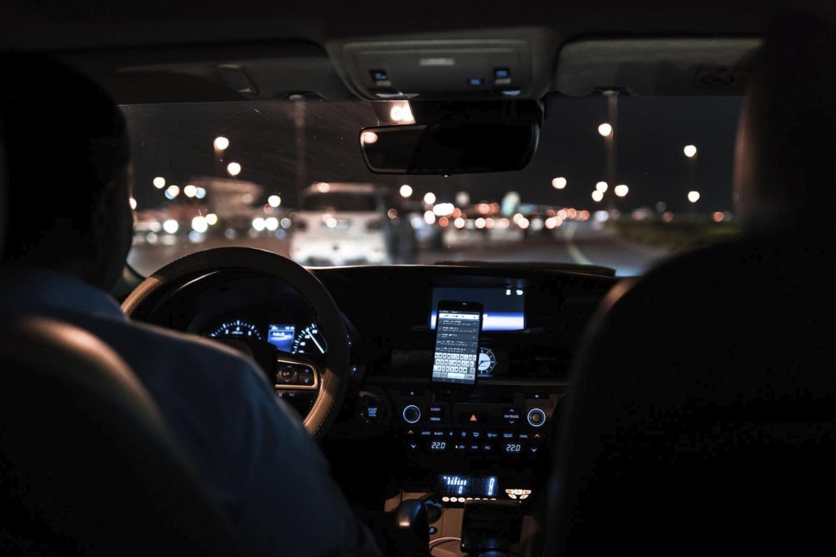 Вид с заднего сидения в машине