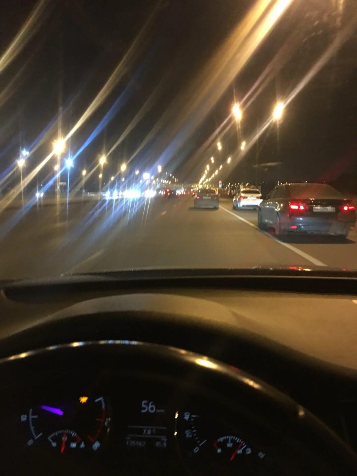 Вид из лобового стекла машины ночью