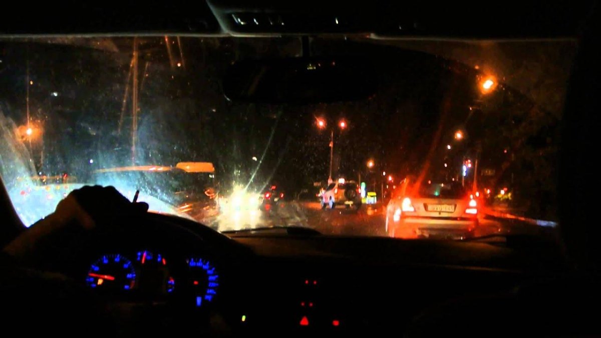 Ночной вид из окна автомобиля