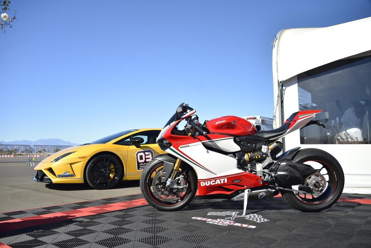 Мотоцикл Lamborghini v4 1000 caramelo