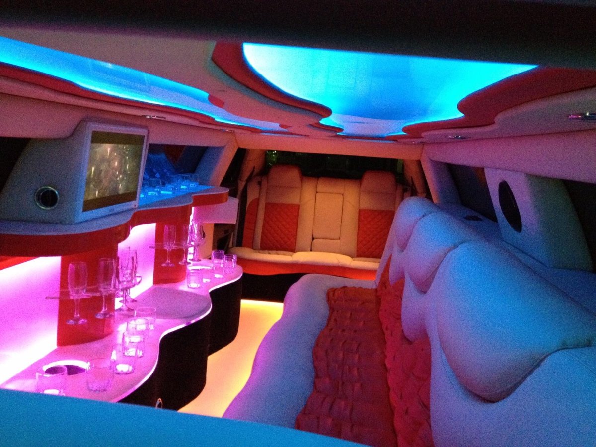 Крайслер 300с лимузин салон