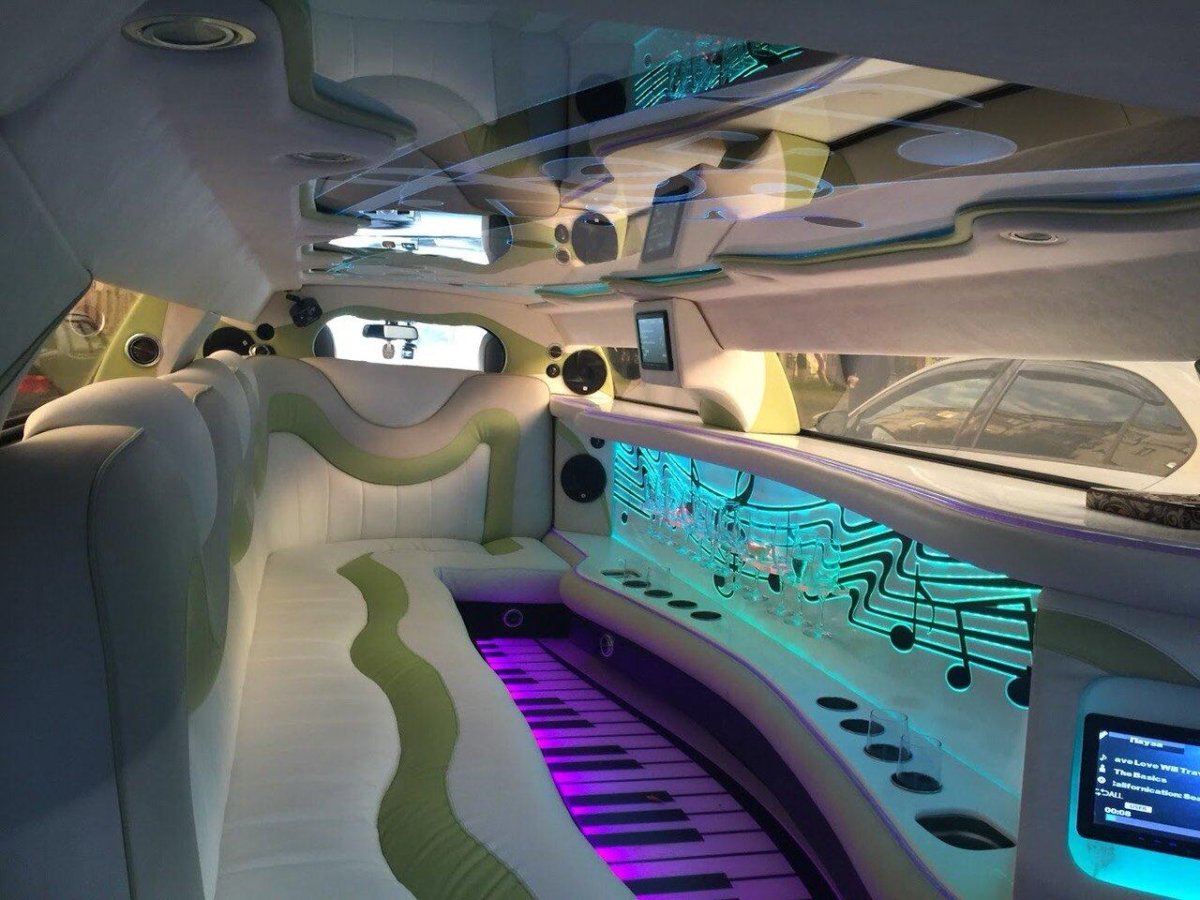 Лимузин внутри с бассейном