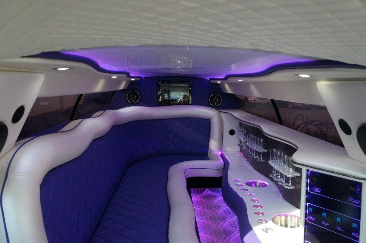 Лимузин Крайслер белый салон