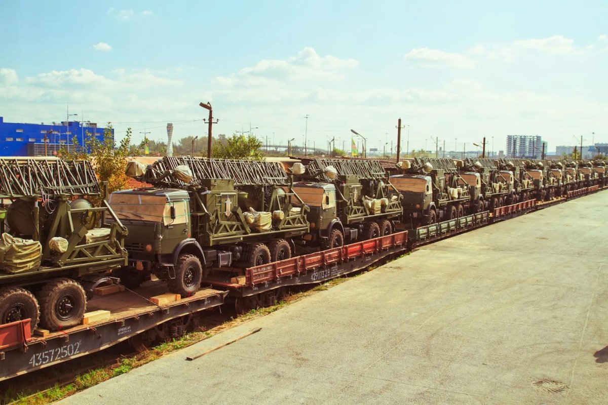 КРАЗ 258 на ЖД платформе