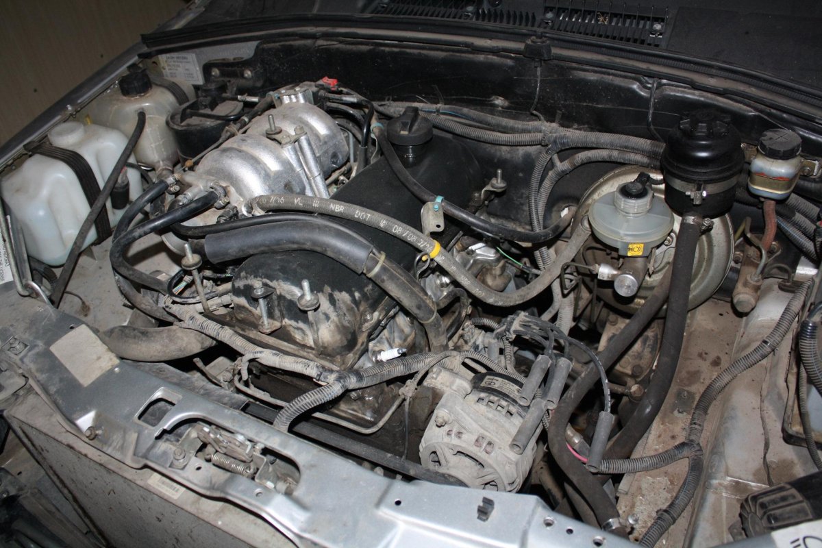 Подкапотное пространство Шевроле Нива