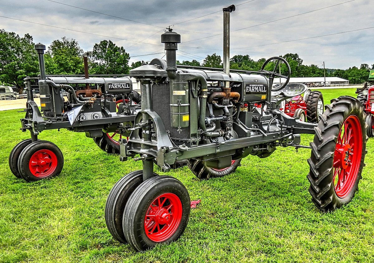 Трактор Фармал