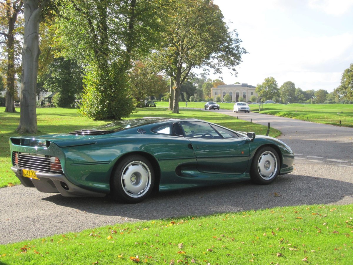 Jaguar XJ 220