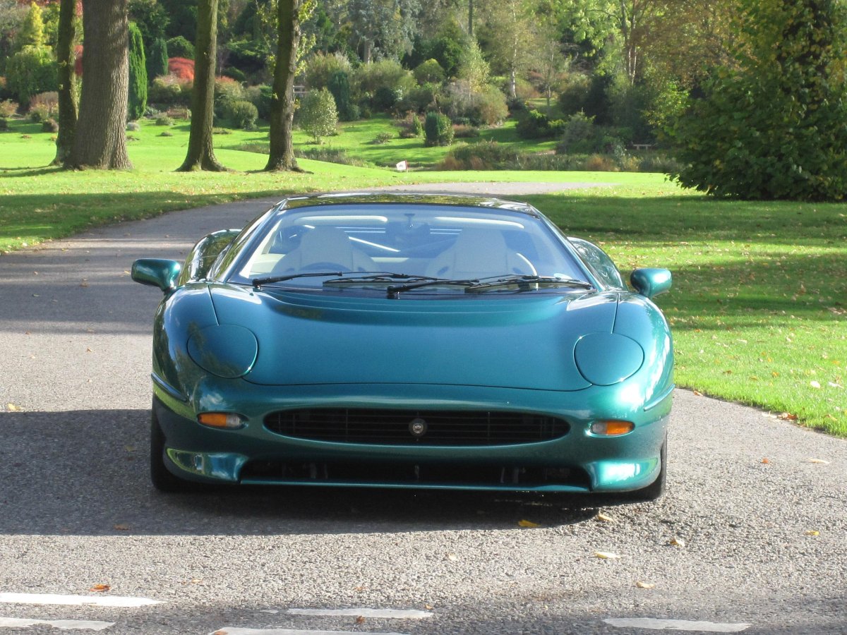 Ягуар xj220