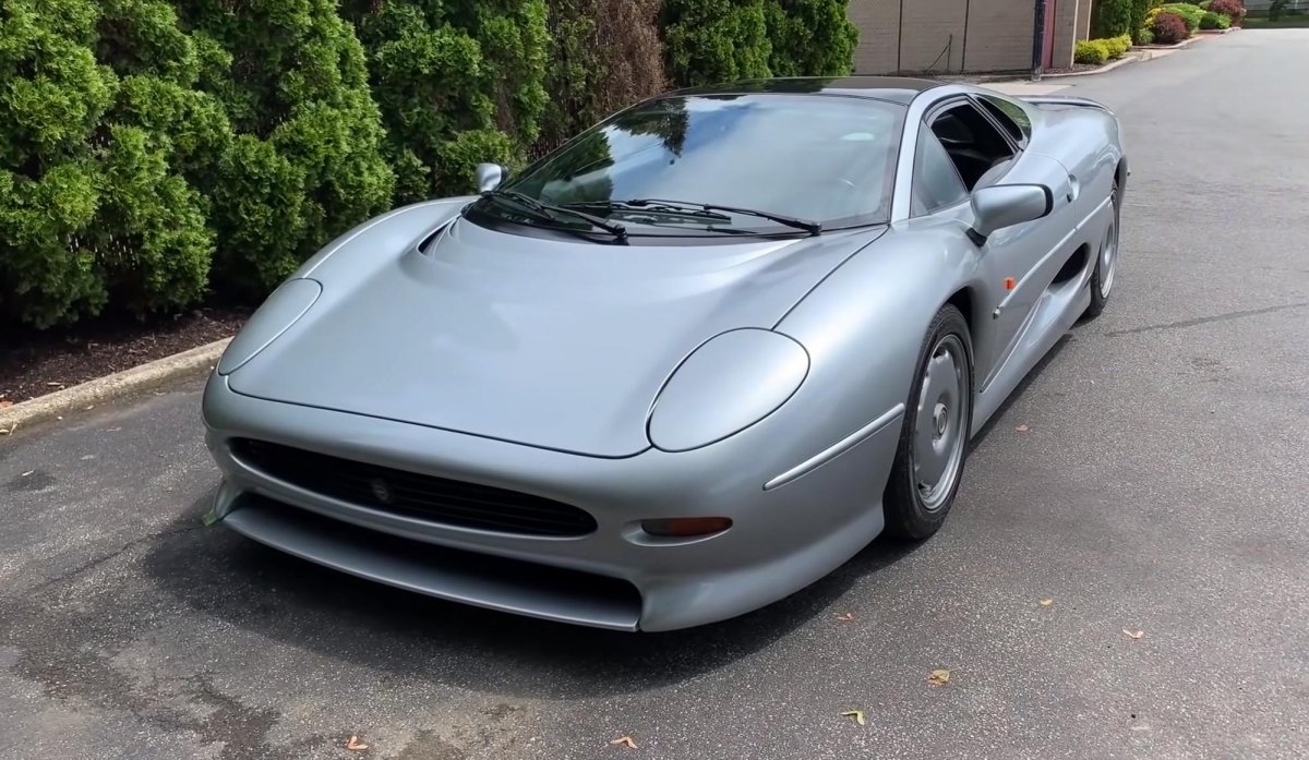 Ягуар xj220