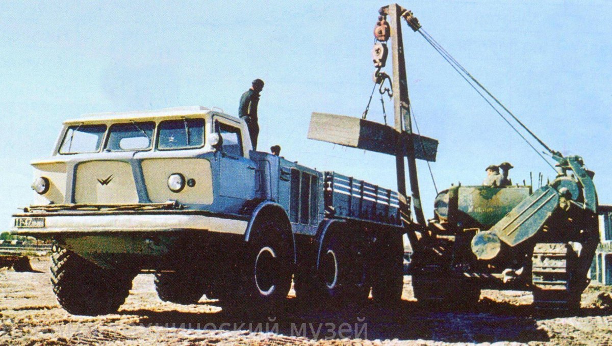 Военный тягач ЗИЛ 135