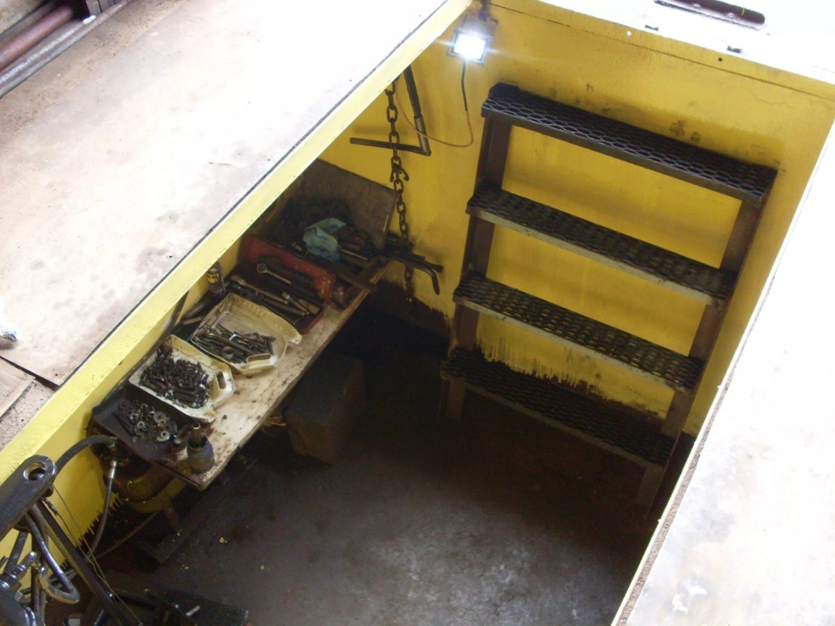 Смотровая яма с нишами для инструмента