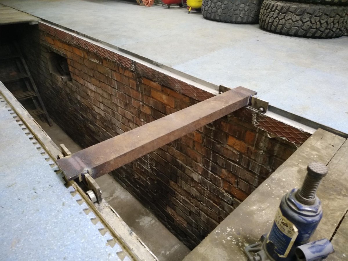 Смотровая яма глубиной 50 см