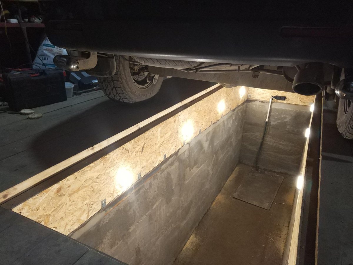 КАМАЗ 43118 на смотровой яме