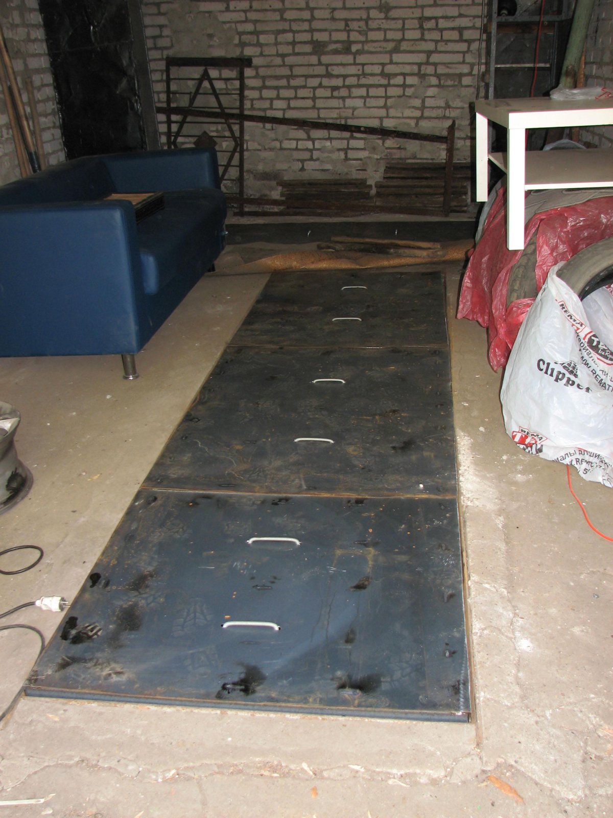 Крышка смотровой ямы в гараже