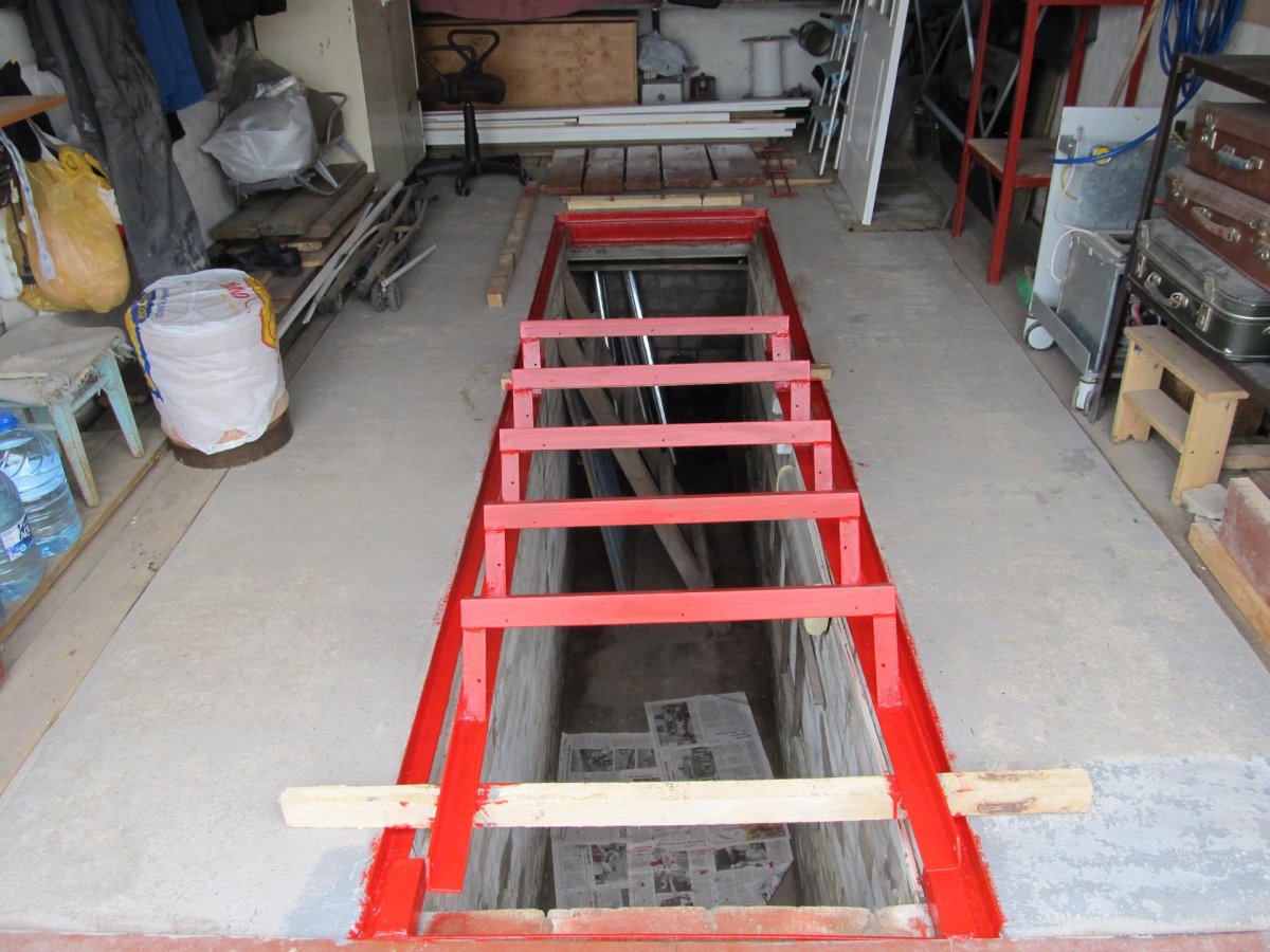 Лестница в смотровую яму