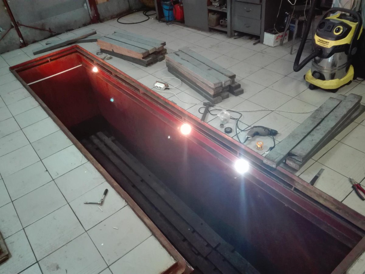 КАМАЗ 43118 на смотровой яме