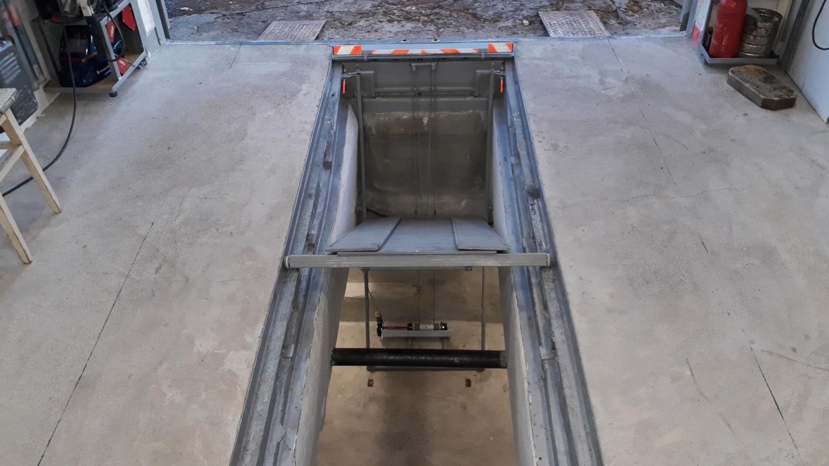 Сдвижной люк в смотровую яму