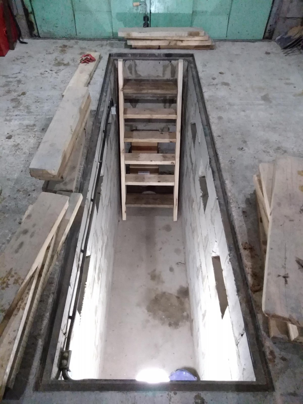 Ступени в смотровую яму в гараже