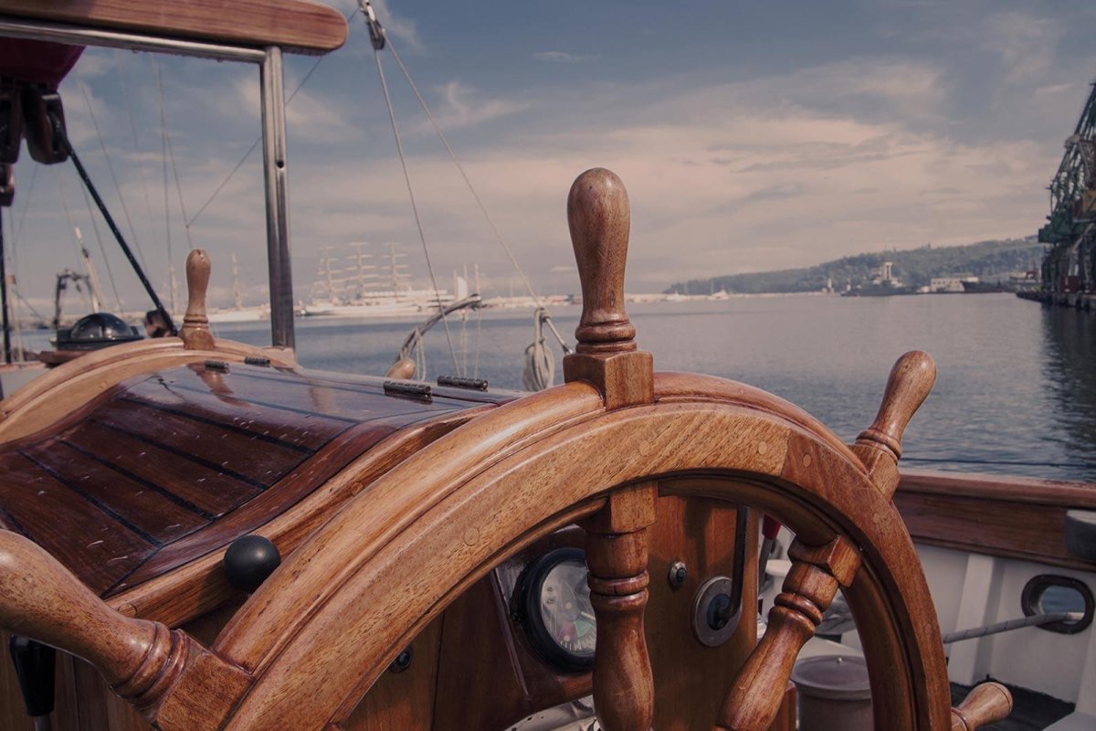 Парусная яхта штурвал