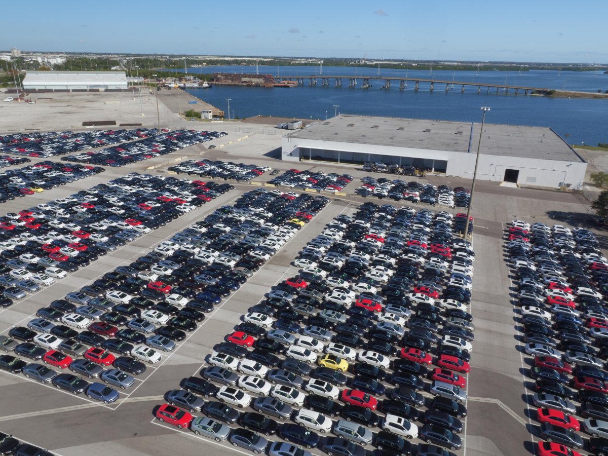 Порт с автомобилями Японии