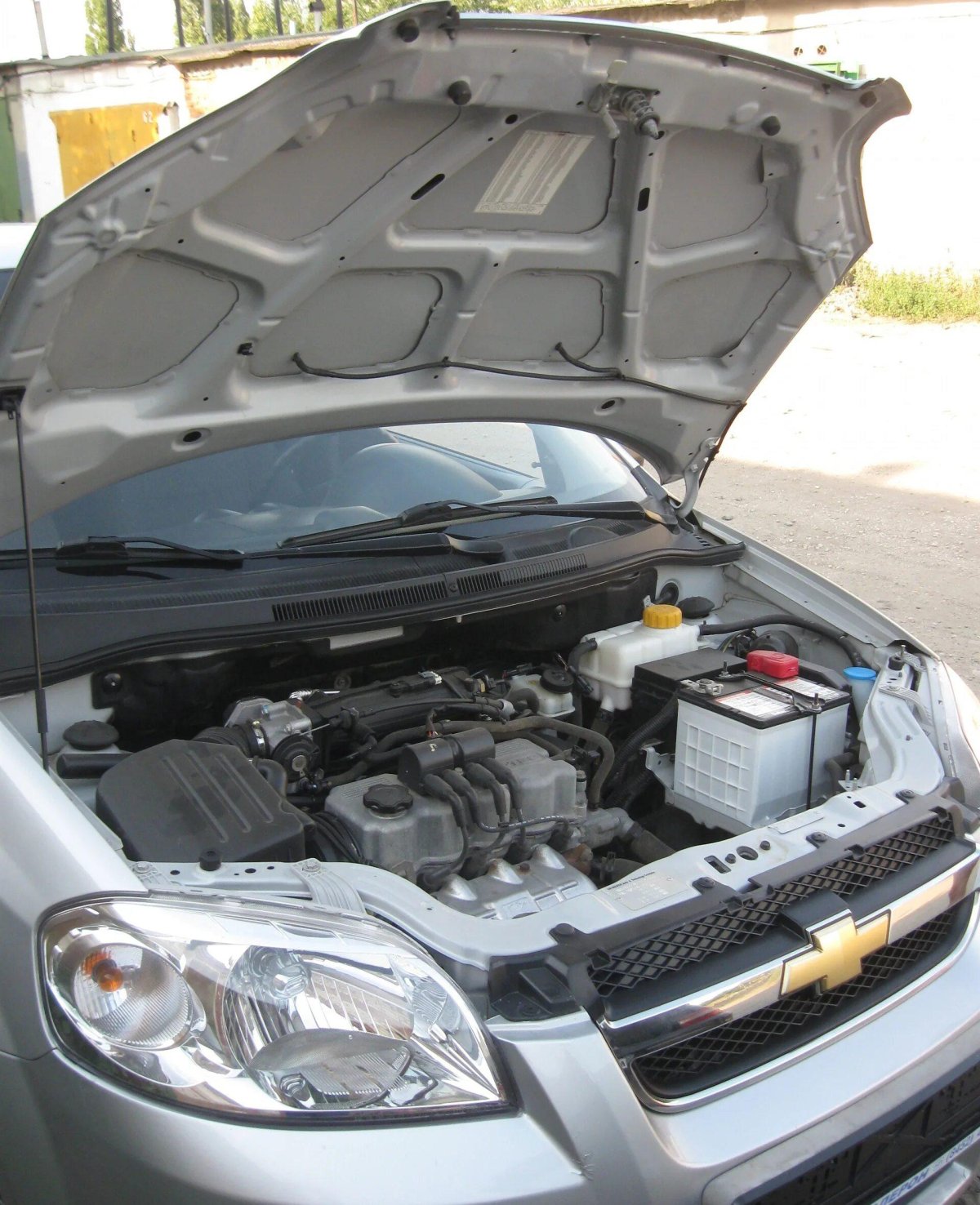 Открытый капот Шевроле Авео т250