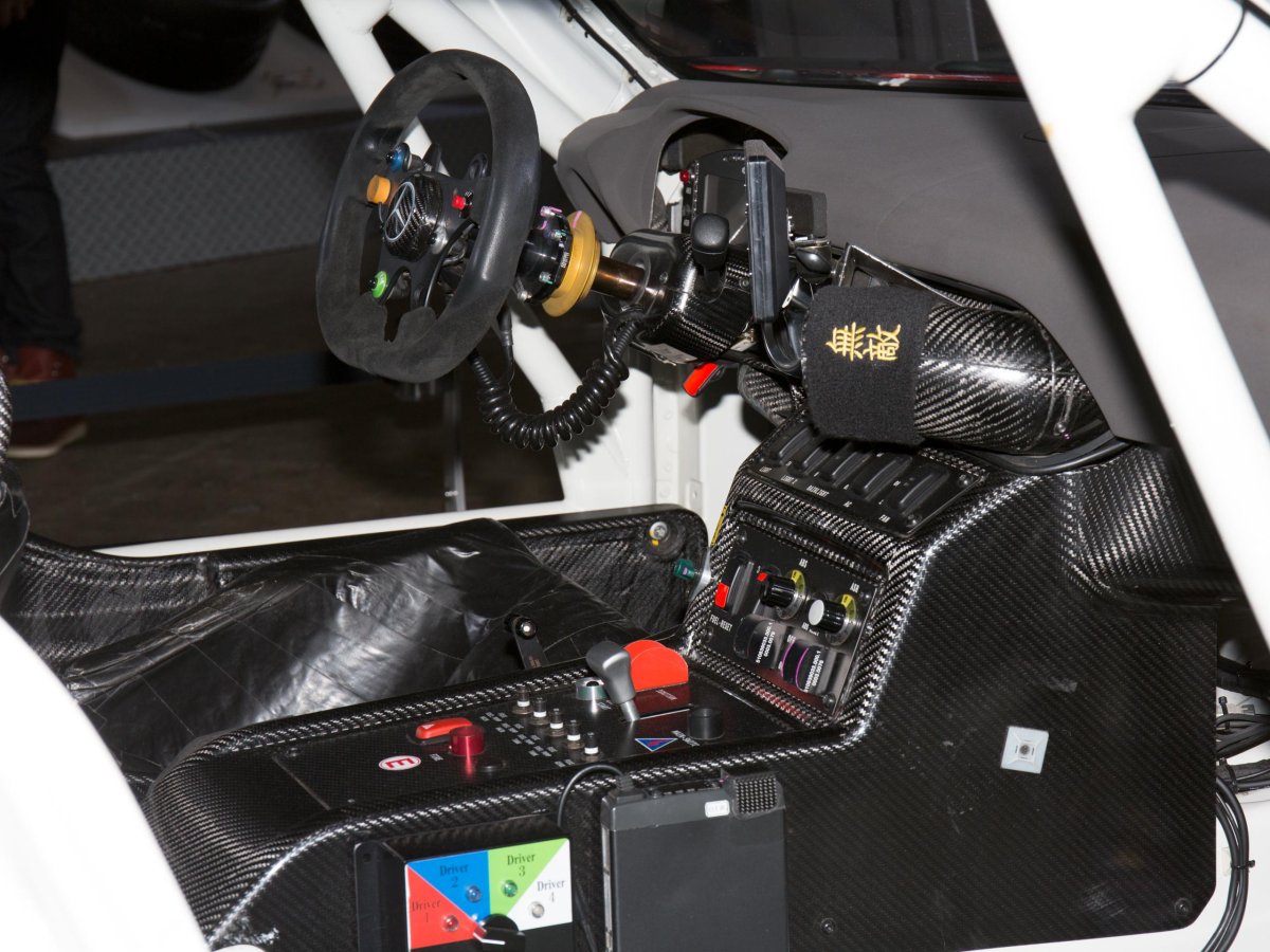 Mercedes AMG gt3 кокпит