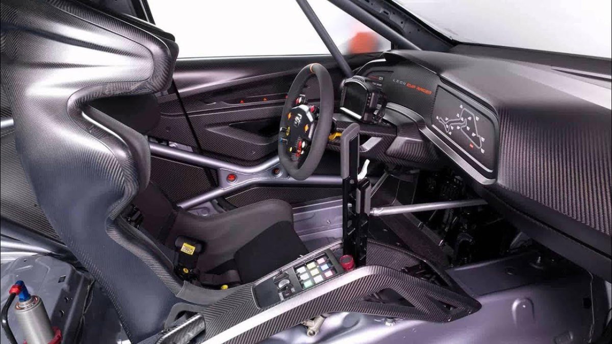 Кокпит гоночного автомобиля