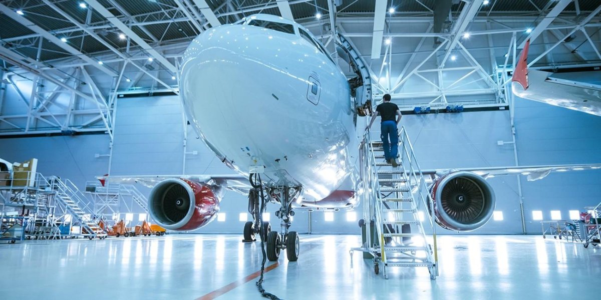 Самолет в ангаре