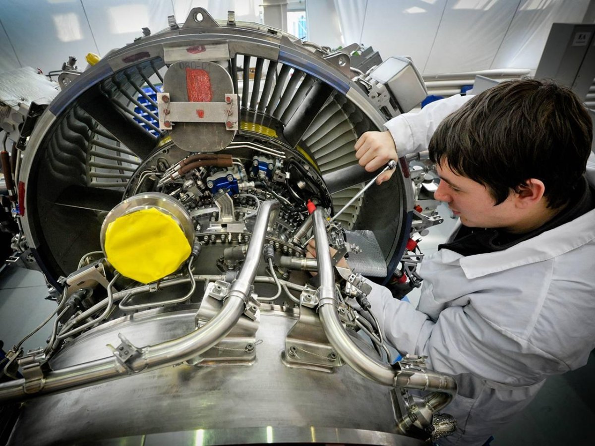 Инженер-конструктор авиационных двигателей