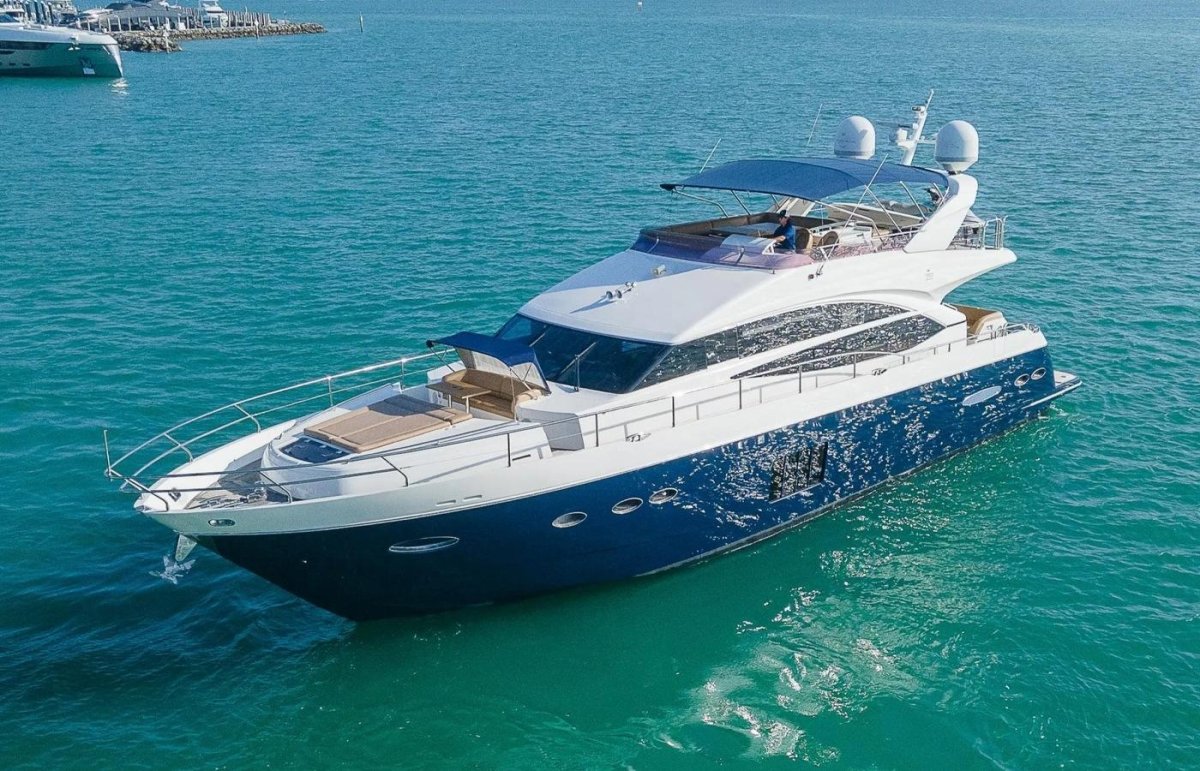 Яхта Princess y72
