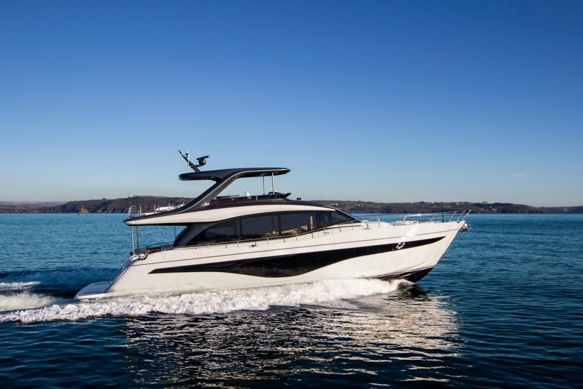 Яхта Princess y72