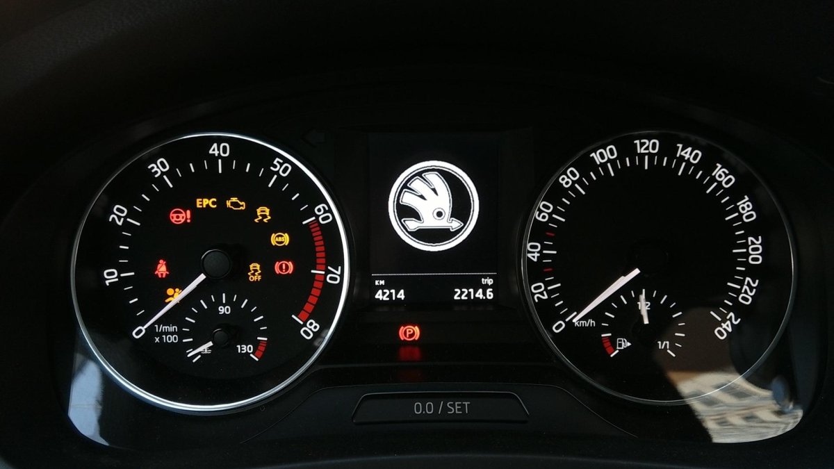 Приборная панель Шкода Рапид