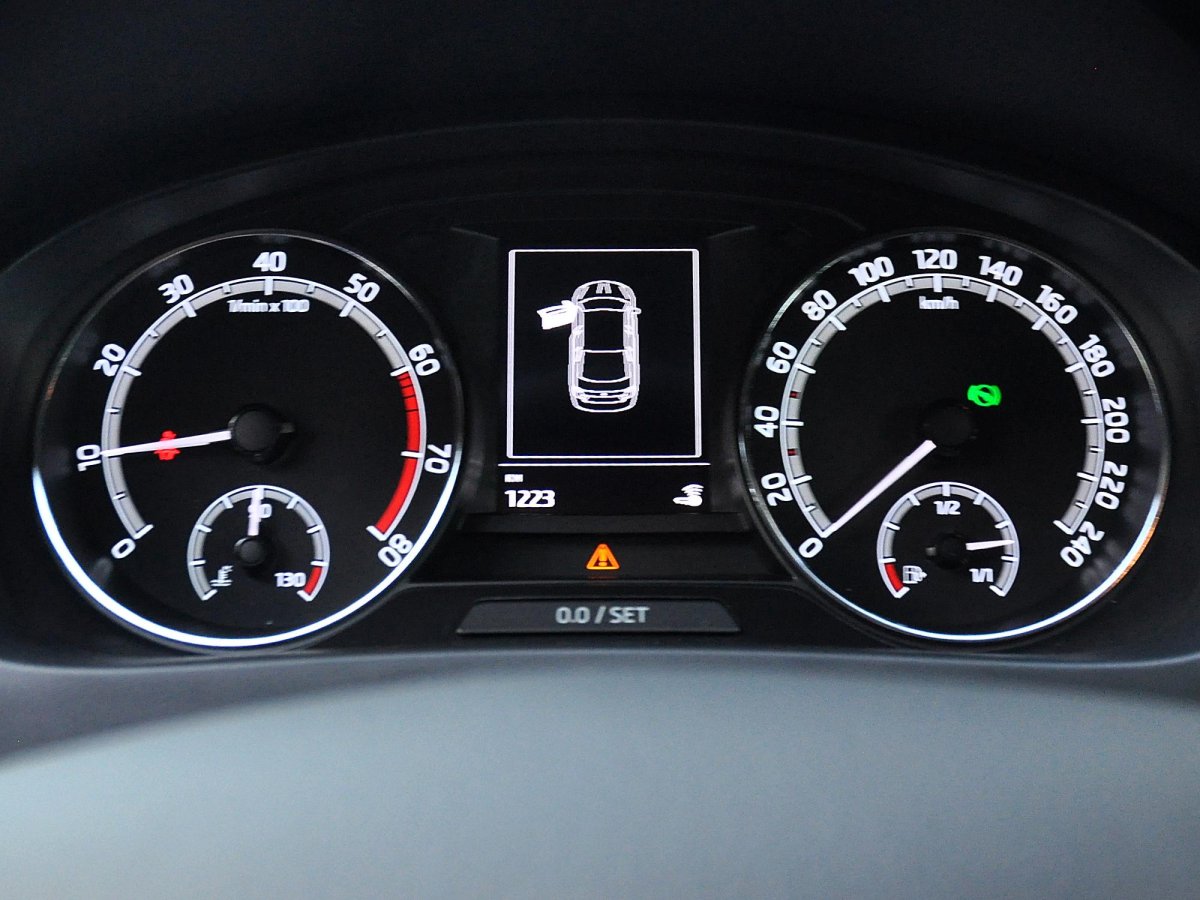 Приборная панель Шкода Рапид