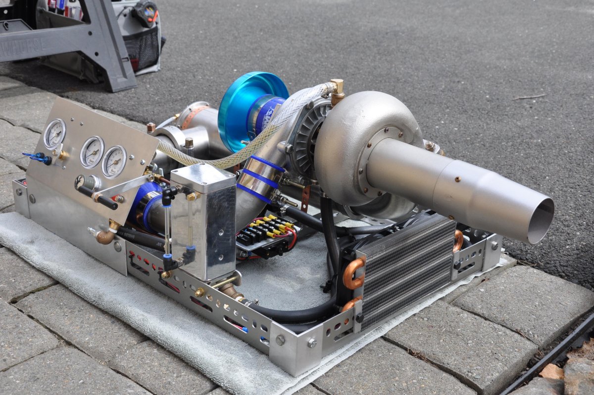 Мини турбореактивный двигатель