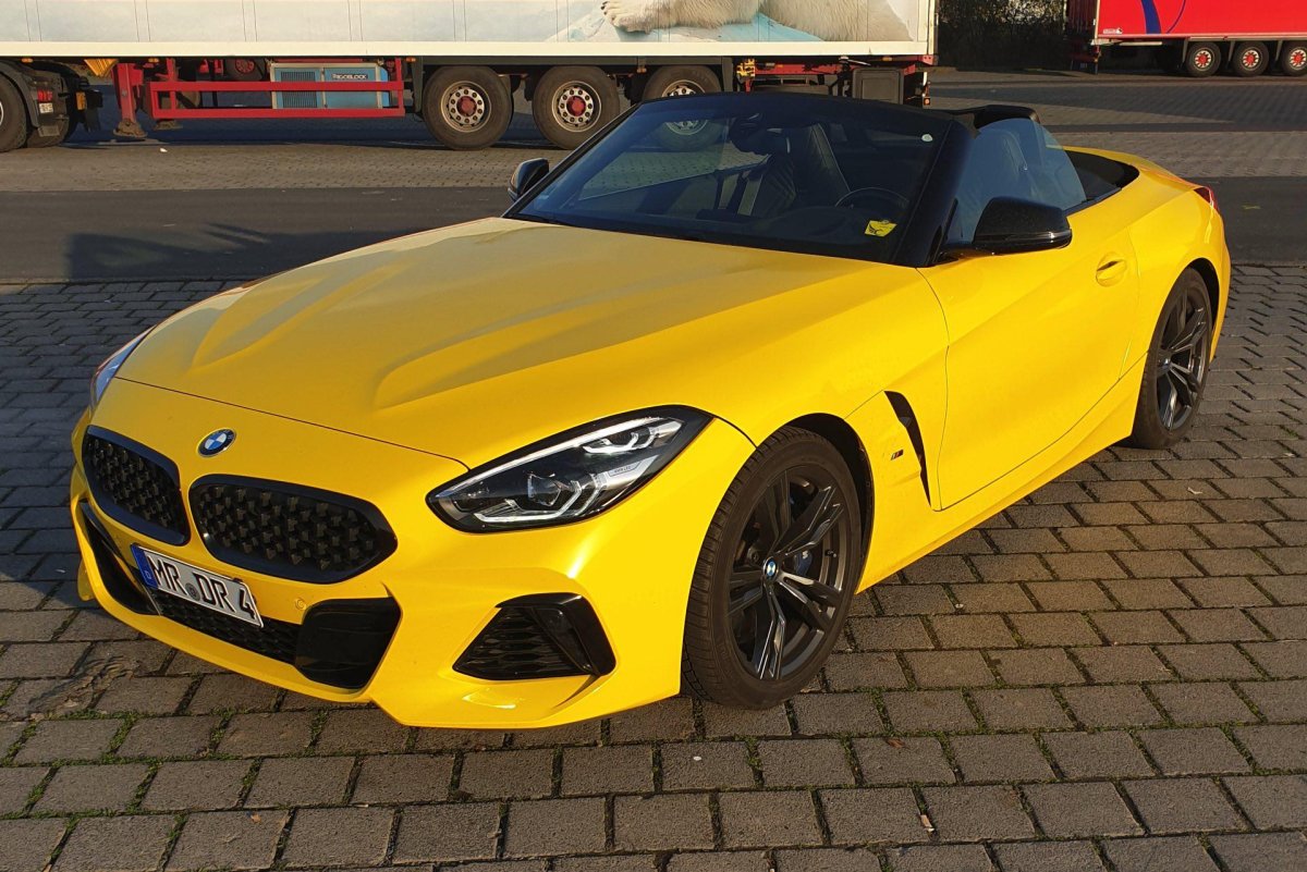 BMW z4 Yellow