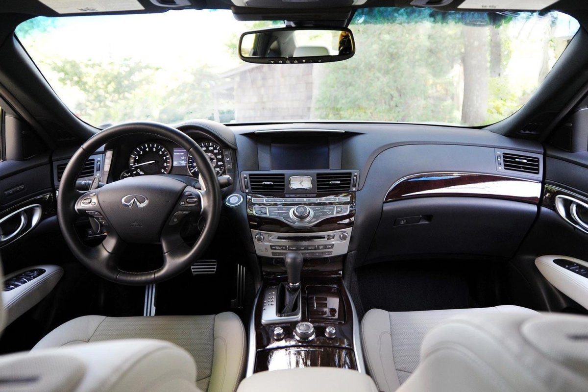 Infiniti седан q70