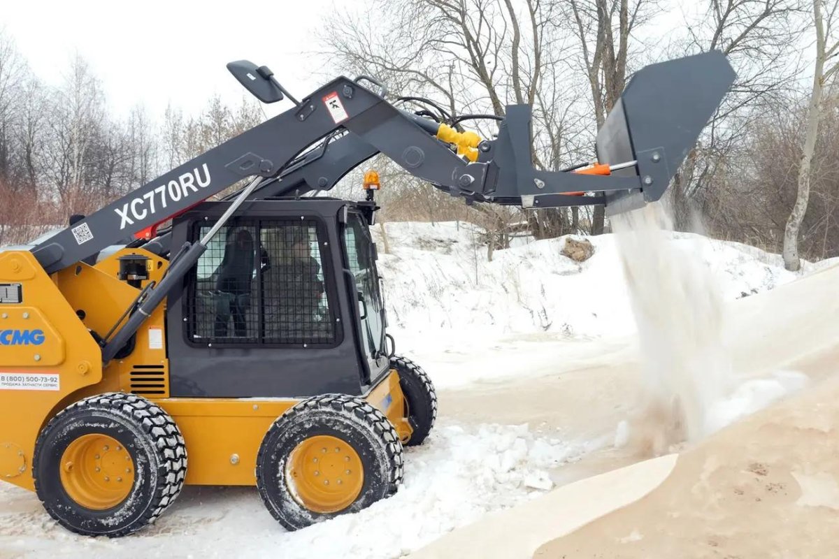 Мини погрузчик с ковшом