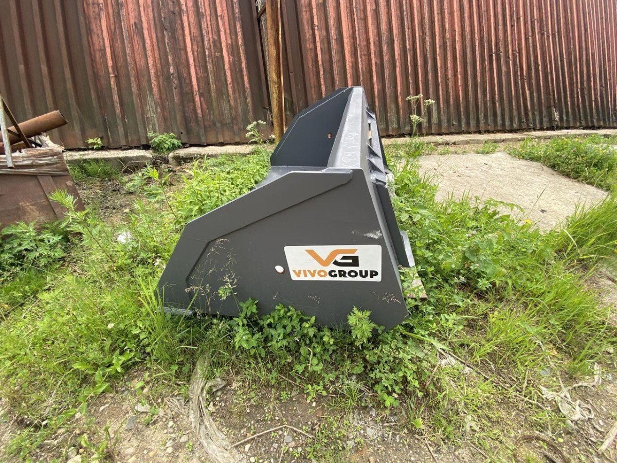 Мини погрузчик с ковшом