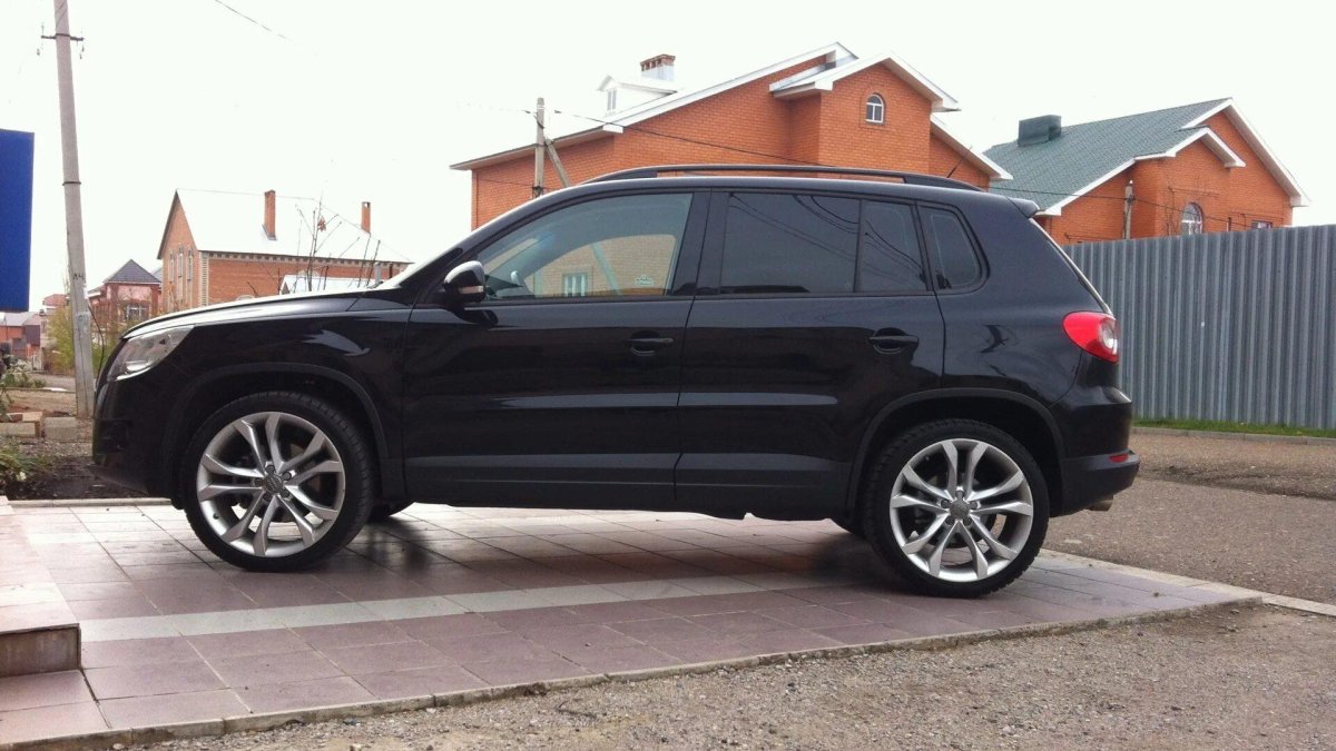 VW Tiguan r20 черные