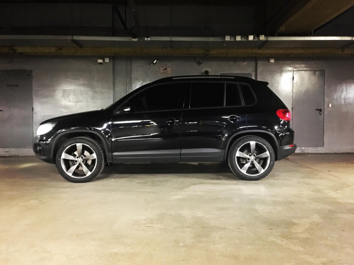 VW Tiguan r20 черные