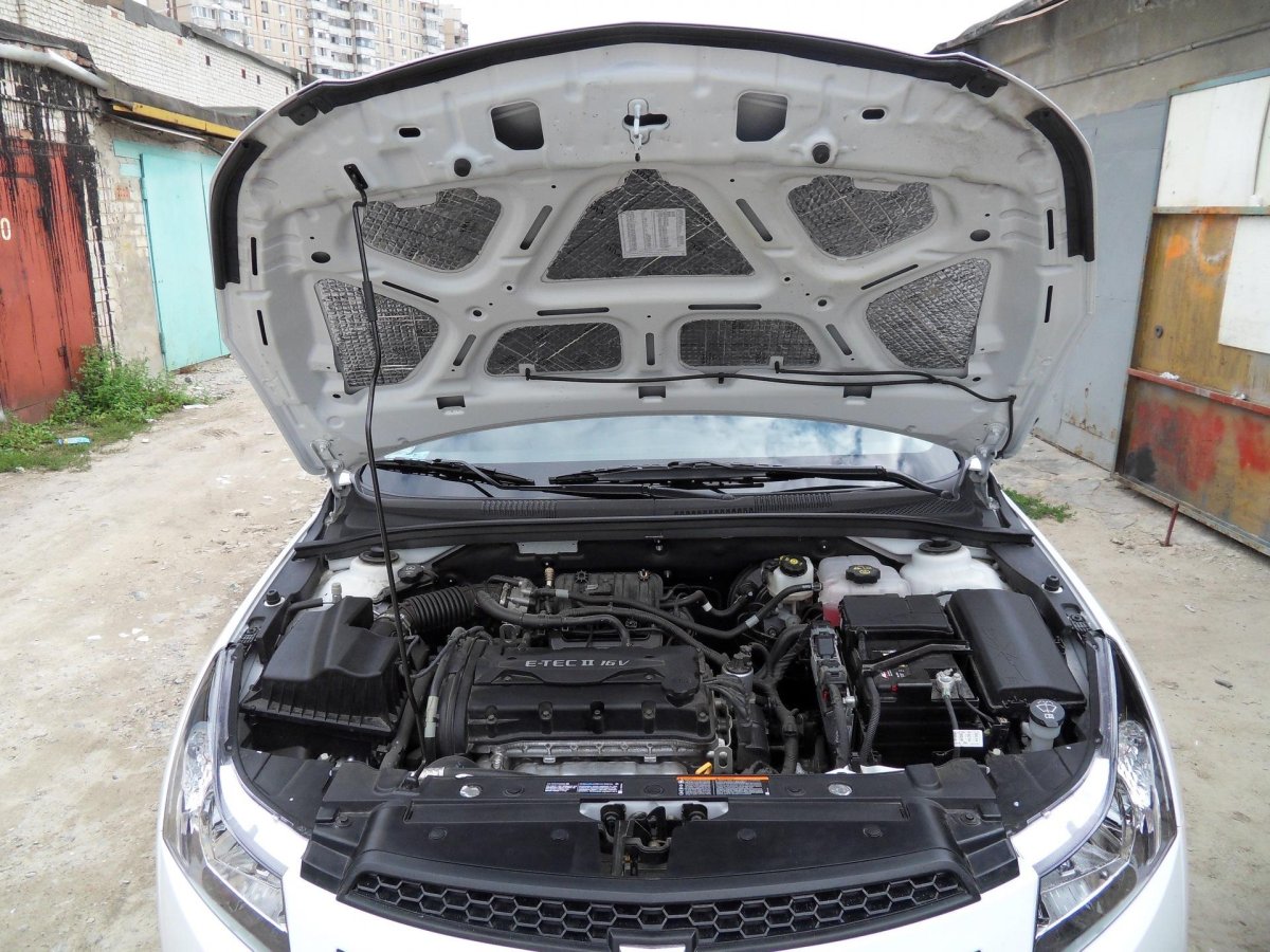 Chevrolet Cruze открытый капот