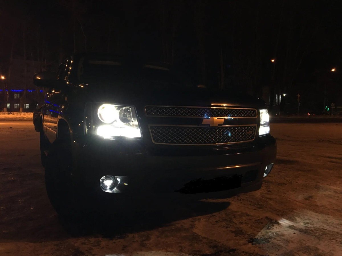Шевроле Тахо с ксеноновыми фарами вид в темноте