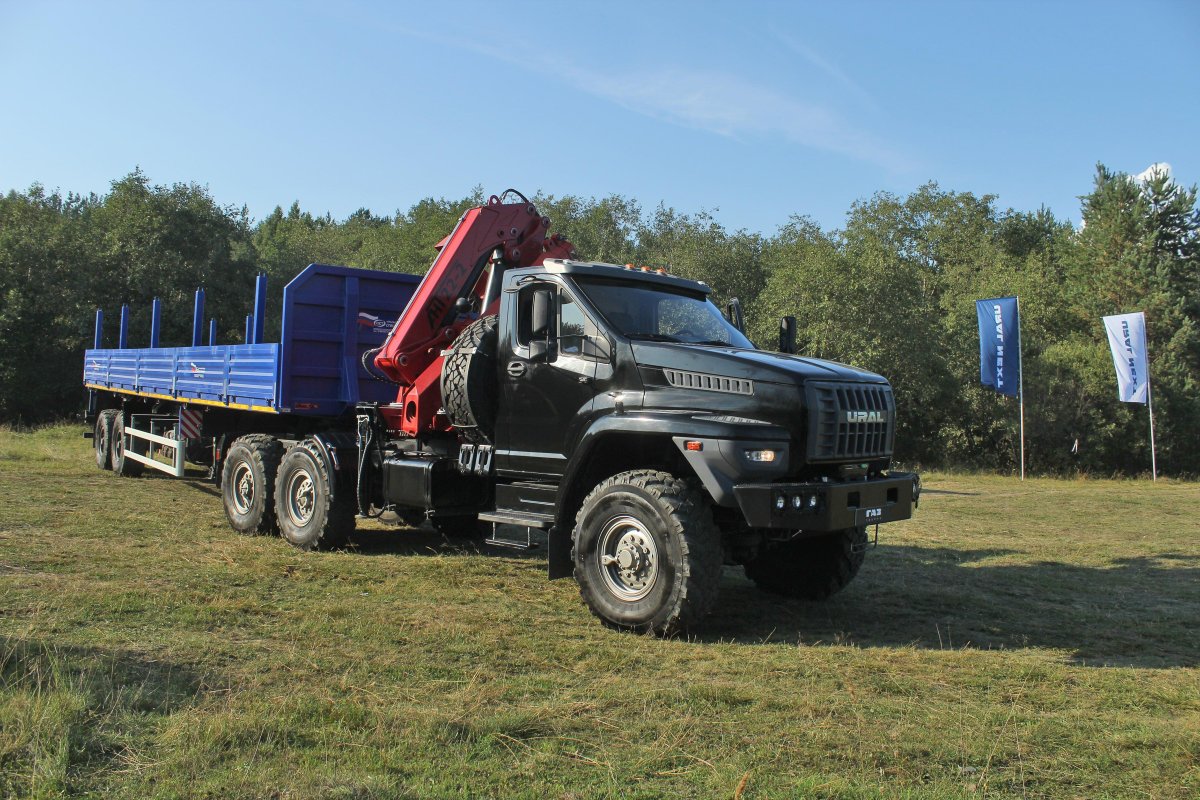 Урал Некст седельный тягач с КМУ