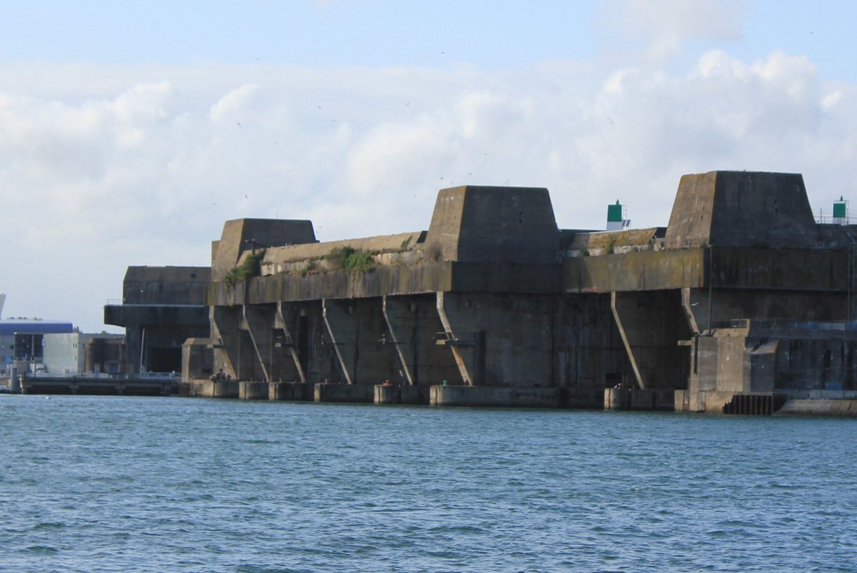 База немецких подводных лодок во Франции Лорьян