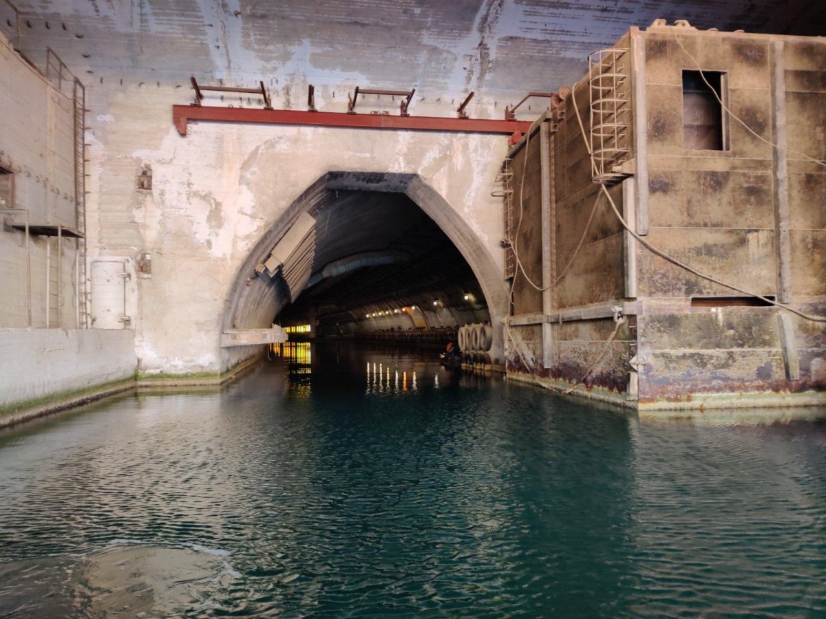 Заброшенная база подводных лодок в Балаклаве 2012