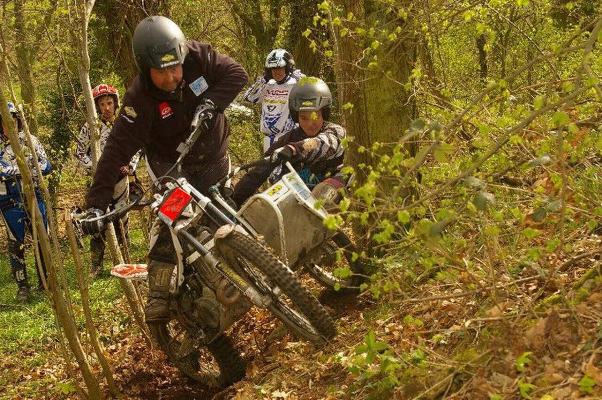 Триальный мотоцикл с водителем