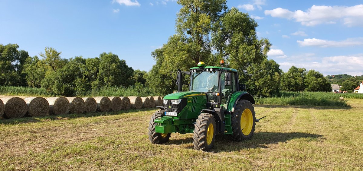 Зеленый трактор John Deere