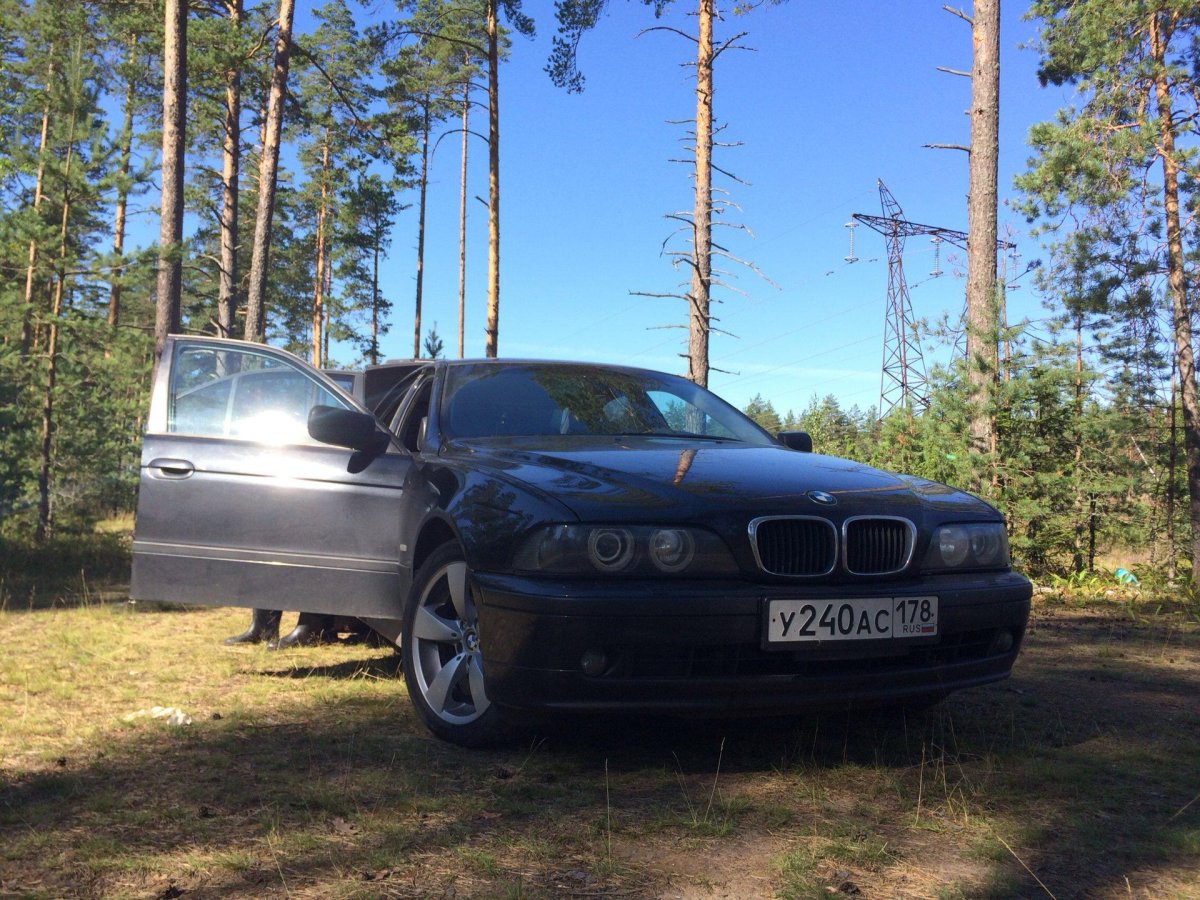БМВ У леса