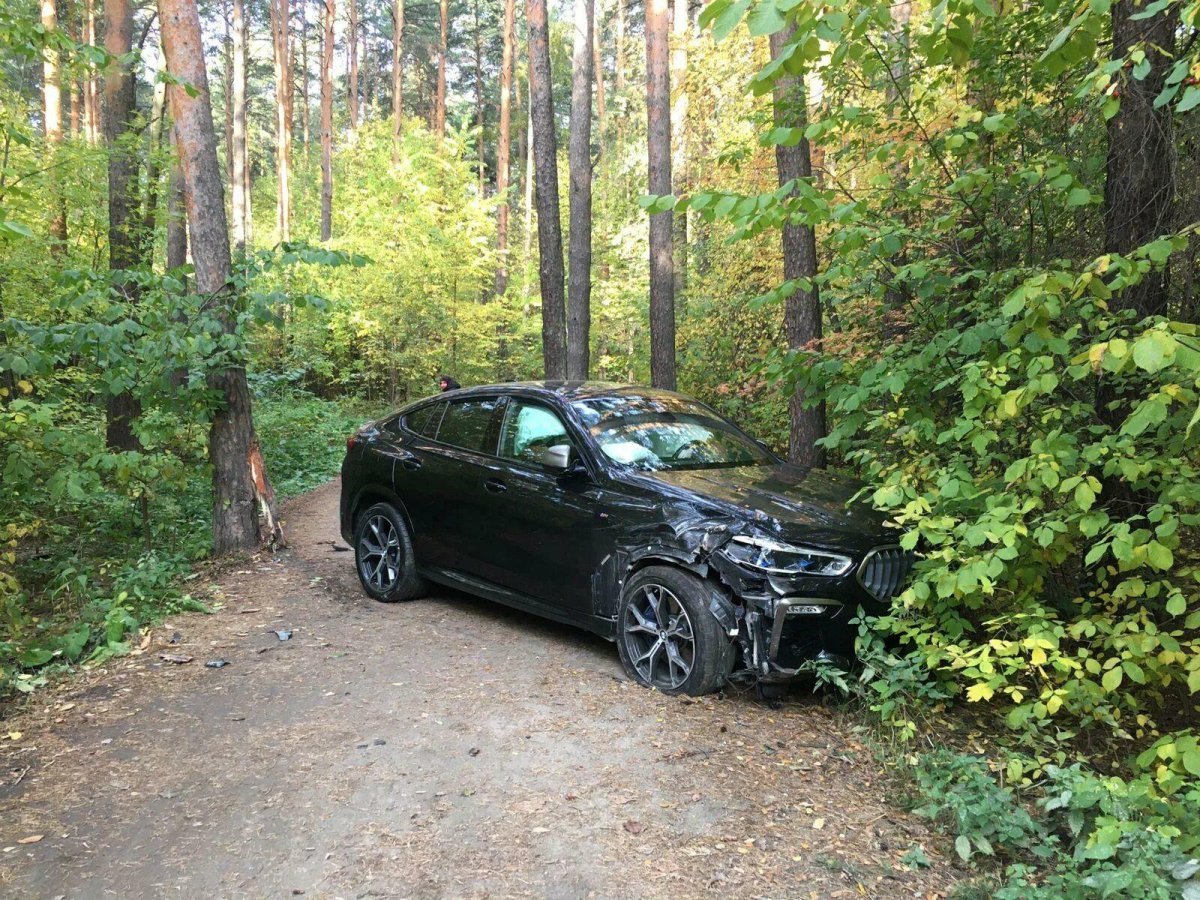 Брошенная БМВ В лесу